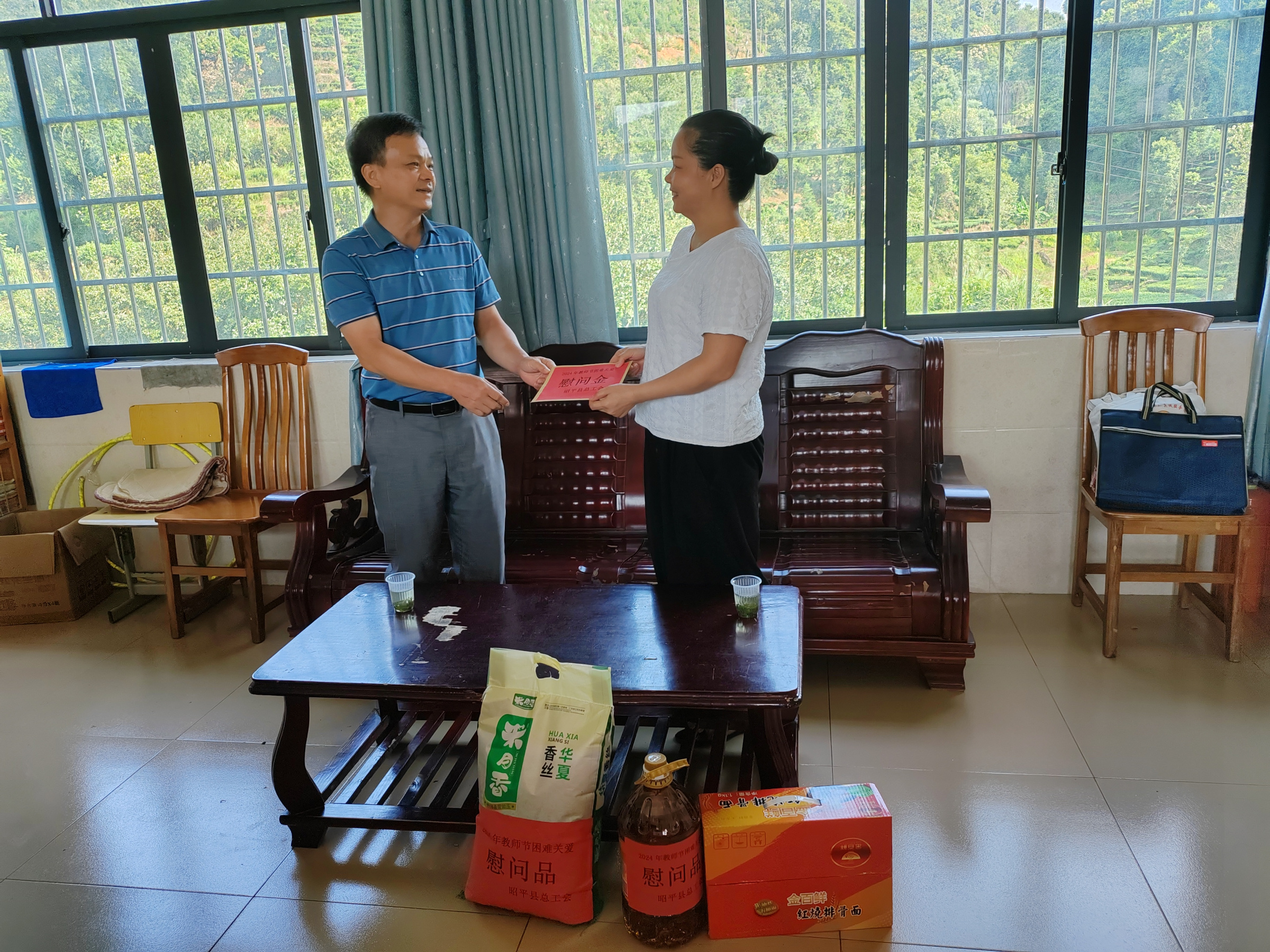 昭平县总工会开展教师节困难关爱慰问活动