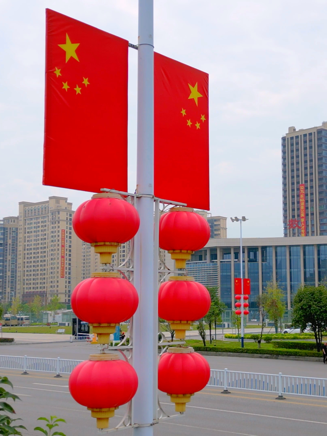 图为太白西路悬挂的崭新国旗.