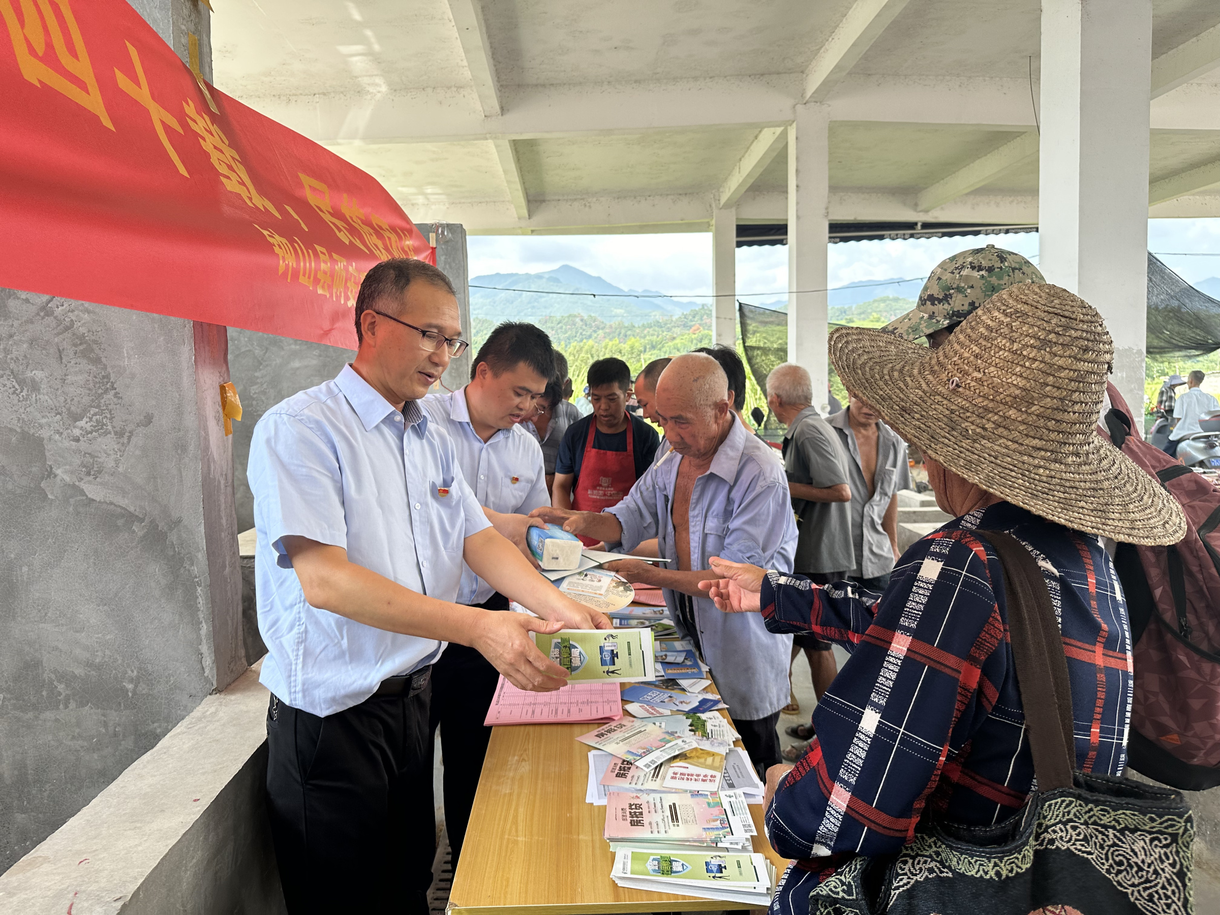 邮储银行钟山县支行：政银携手普及金融知识 助力乡村振兴