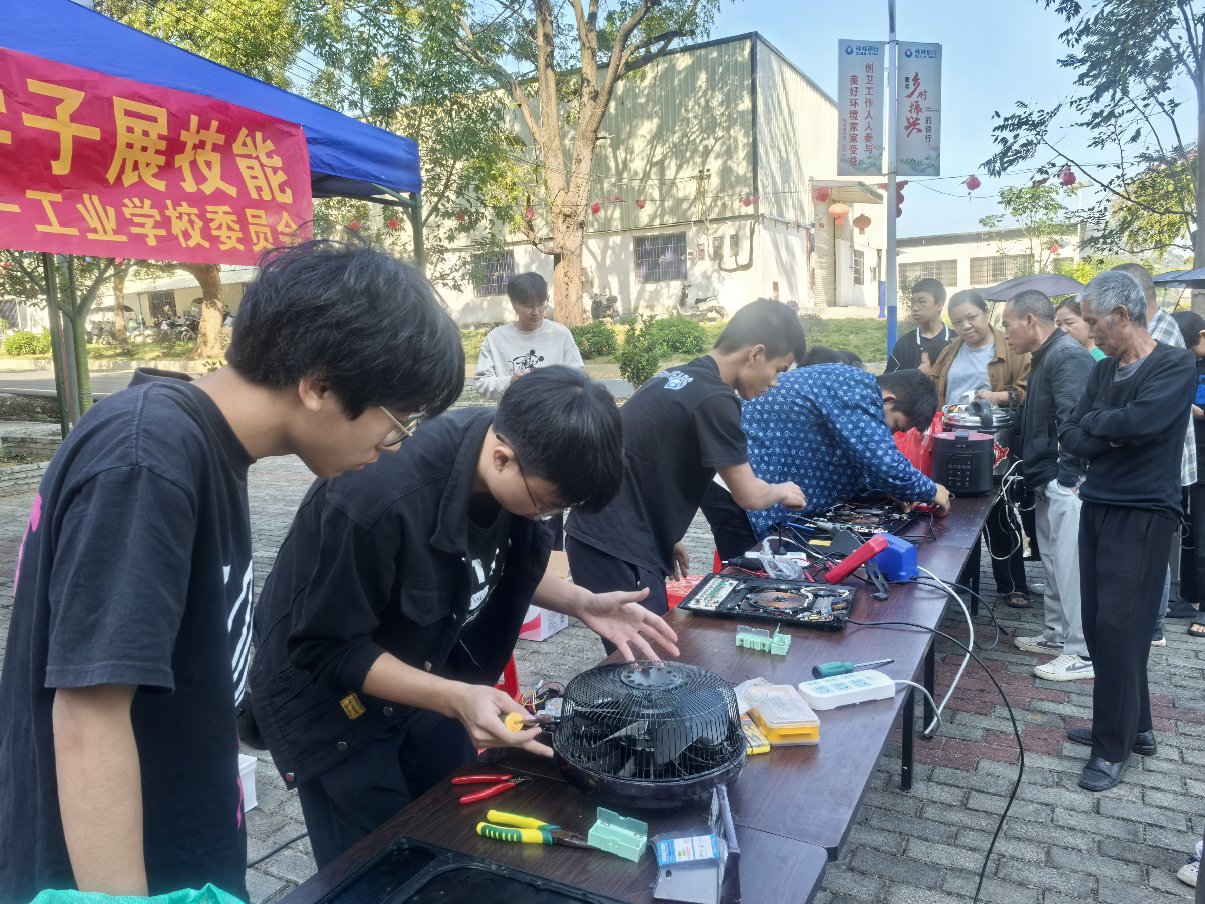 钟山县珊瑚镇开展“文明暖心 服务万家”主题实践活动