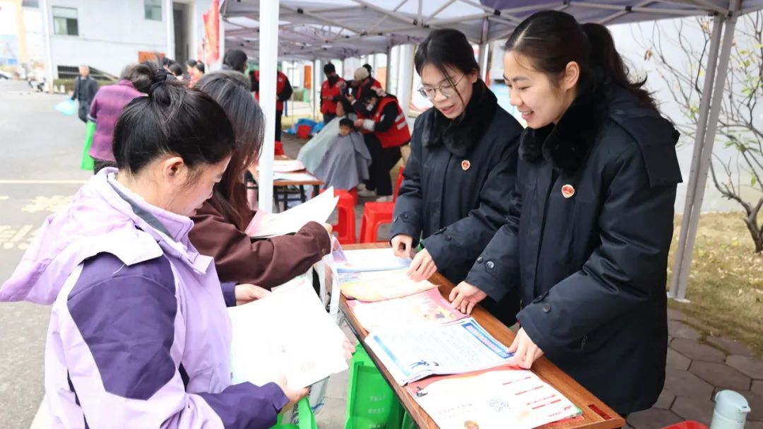 钟山县人民检察院开展“学雷锋·文明实践我行动”暨广西志愿服务月集中示范活动