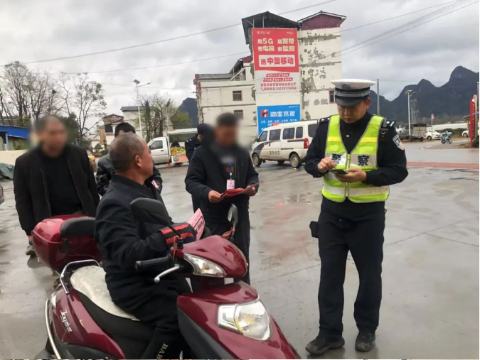 羊头镇联合公安交警部门查处道路交通违法行为
