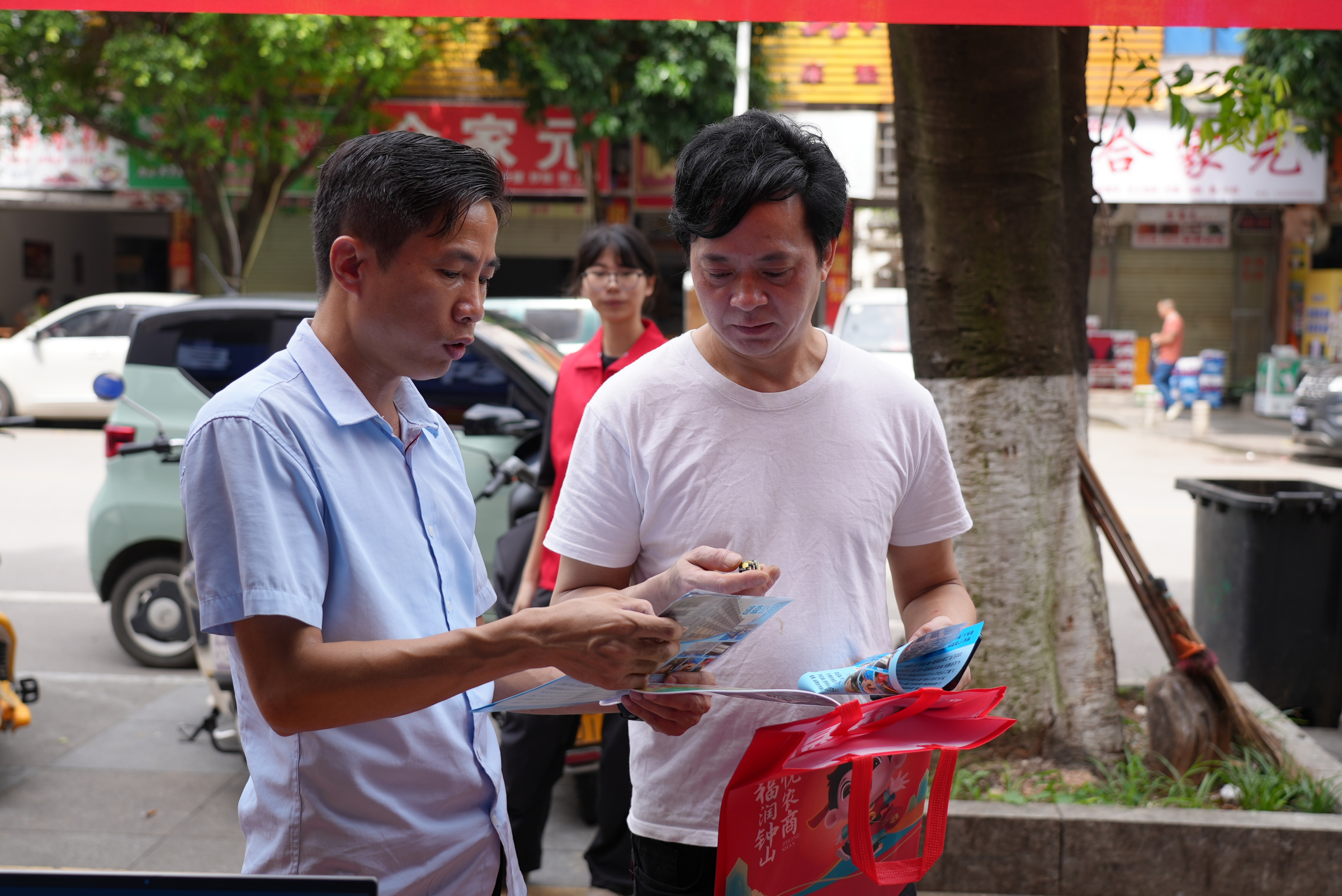 钟山县首个标准化零工市场投用 提供“一站式”就业服务