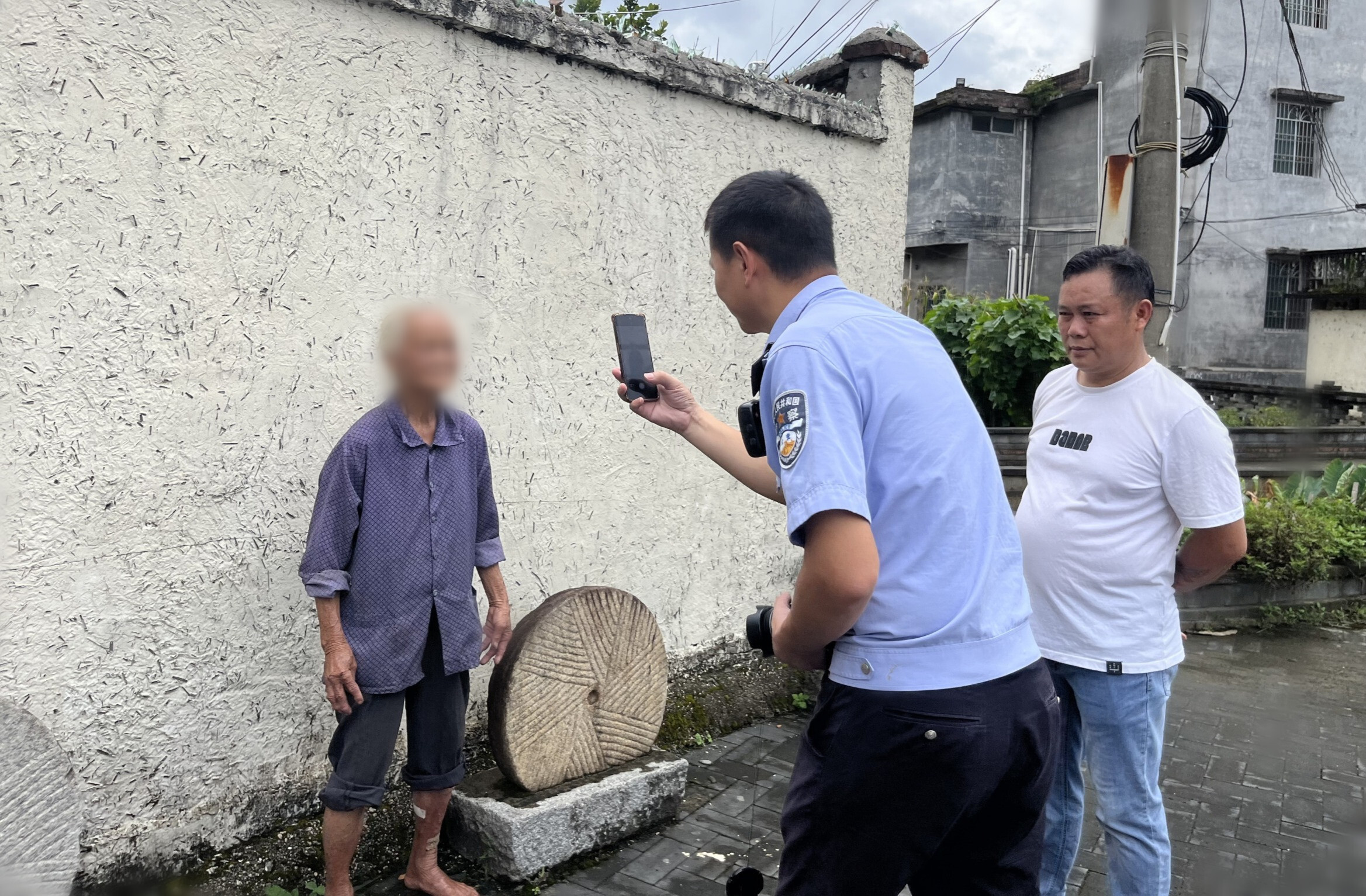 九旬老人行动不便办证难？民警：别急！我们上门办！