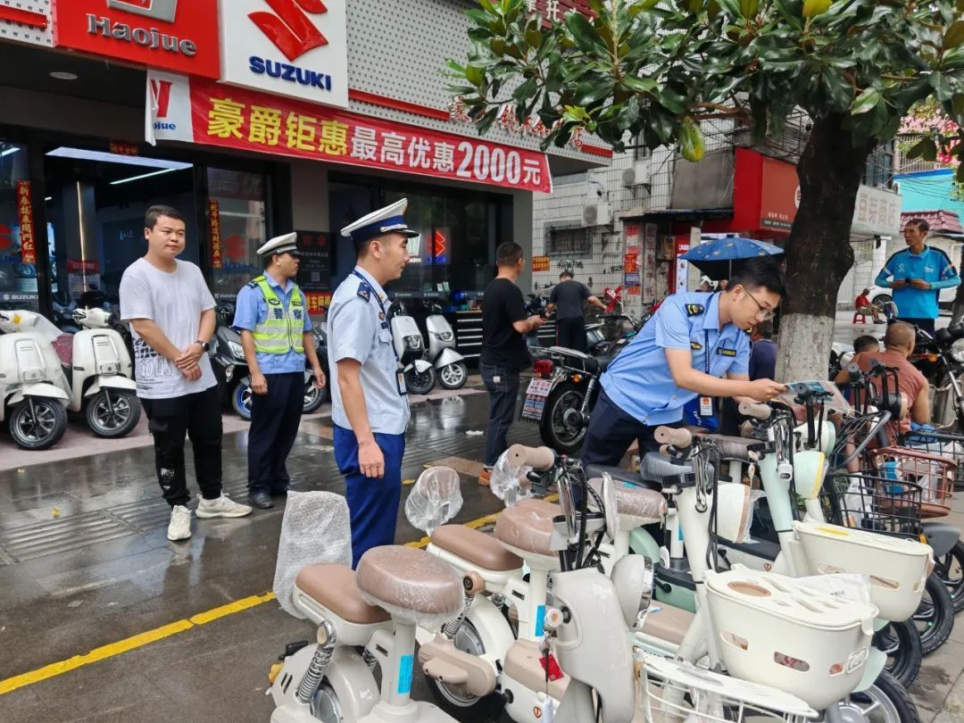钟山县开展电动自行车乱停放、“飞线充电”整治行动