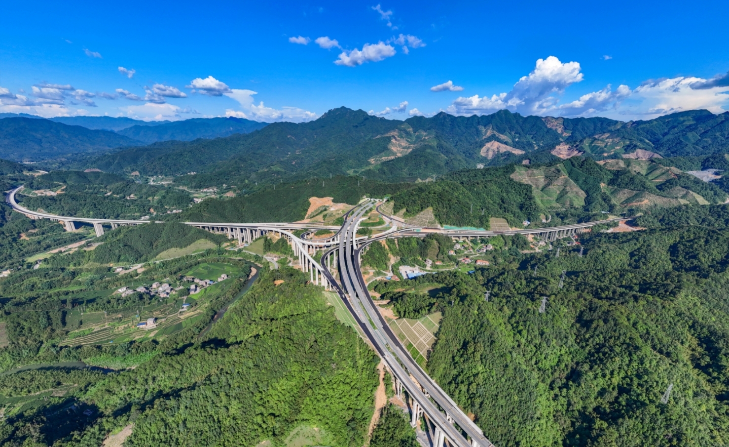 贺州：苍昭高速念田枢纽互通建设正酣