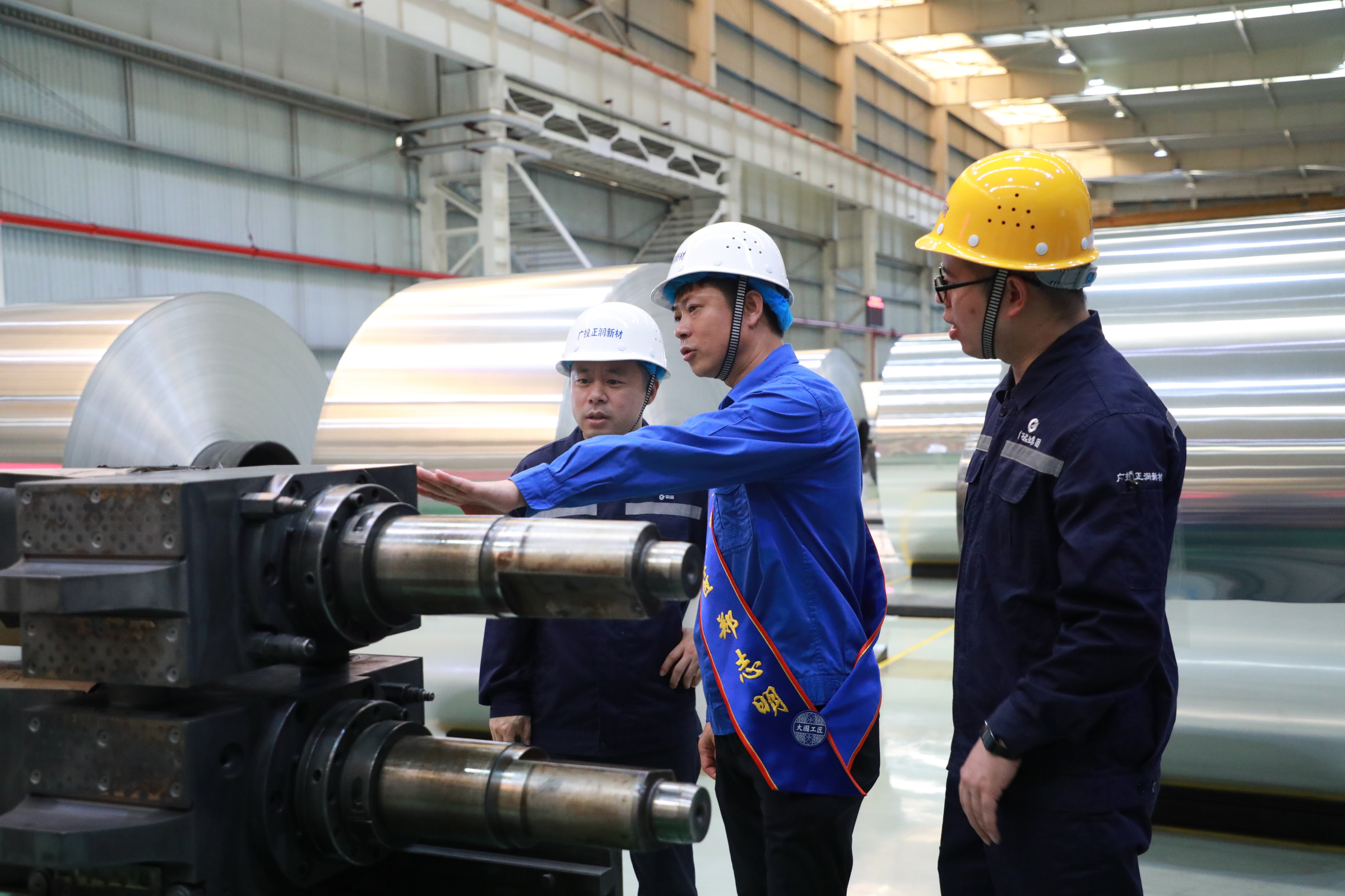 广西首位大国工匠郑志明来贺州为师生、工人传经送宝