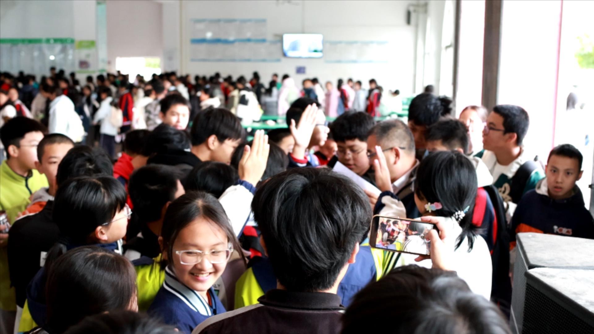 知识换鸡腿！学生们接住了这波“花式奖励”