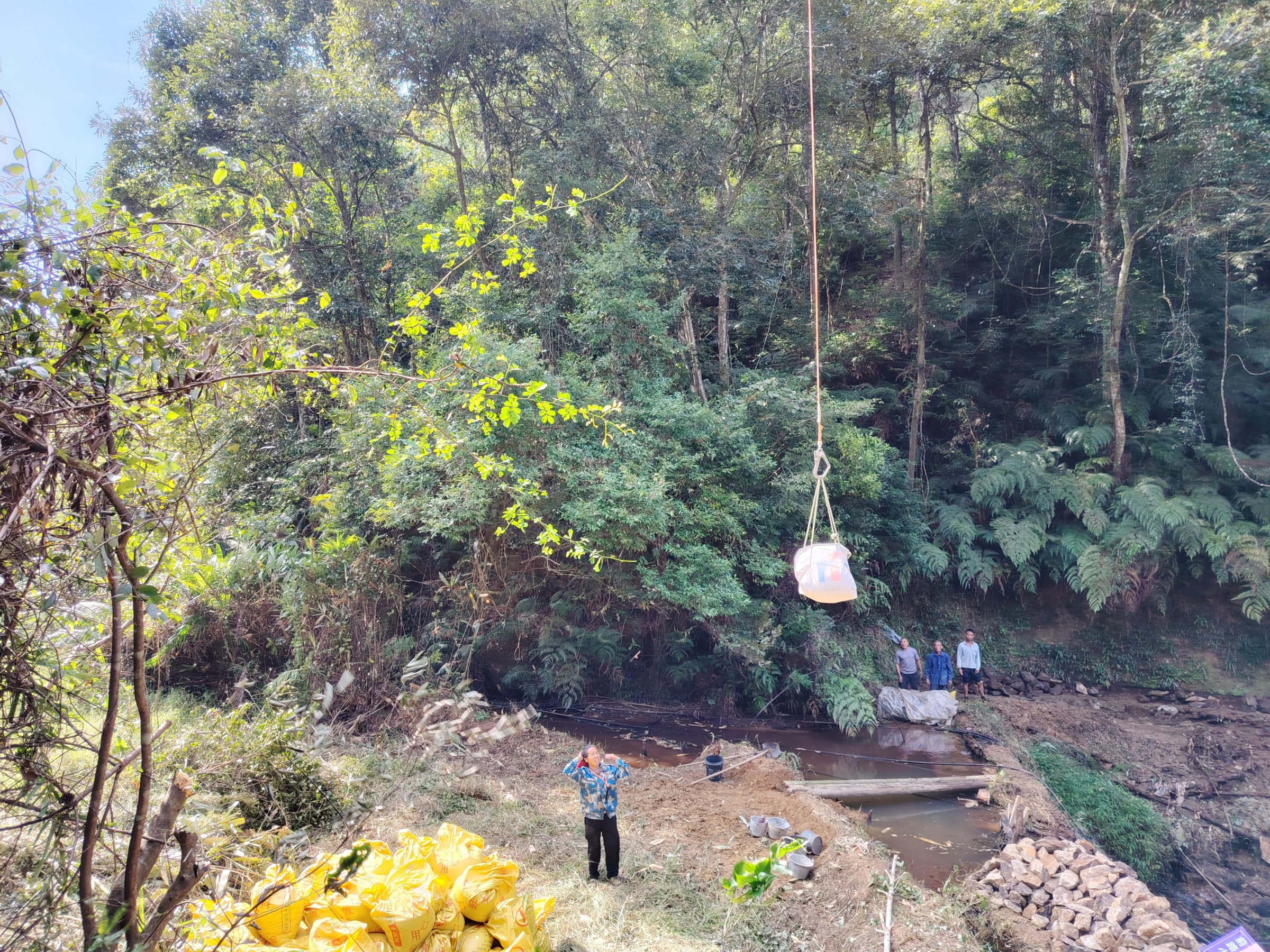 科技赋能！大宁镇同宁村无人机运建材，助力农田水利工程建设