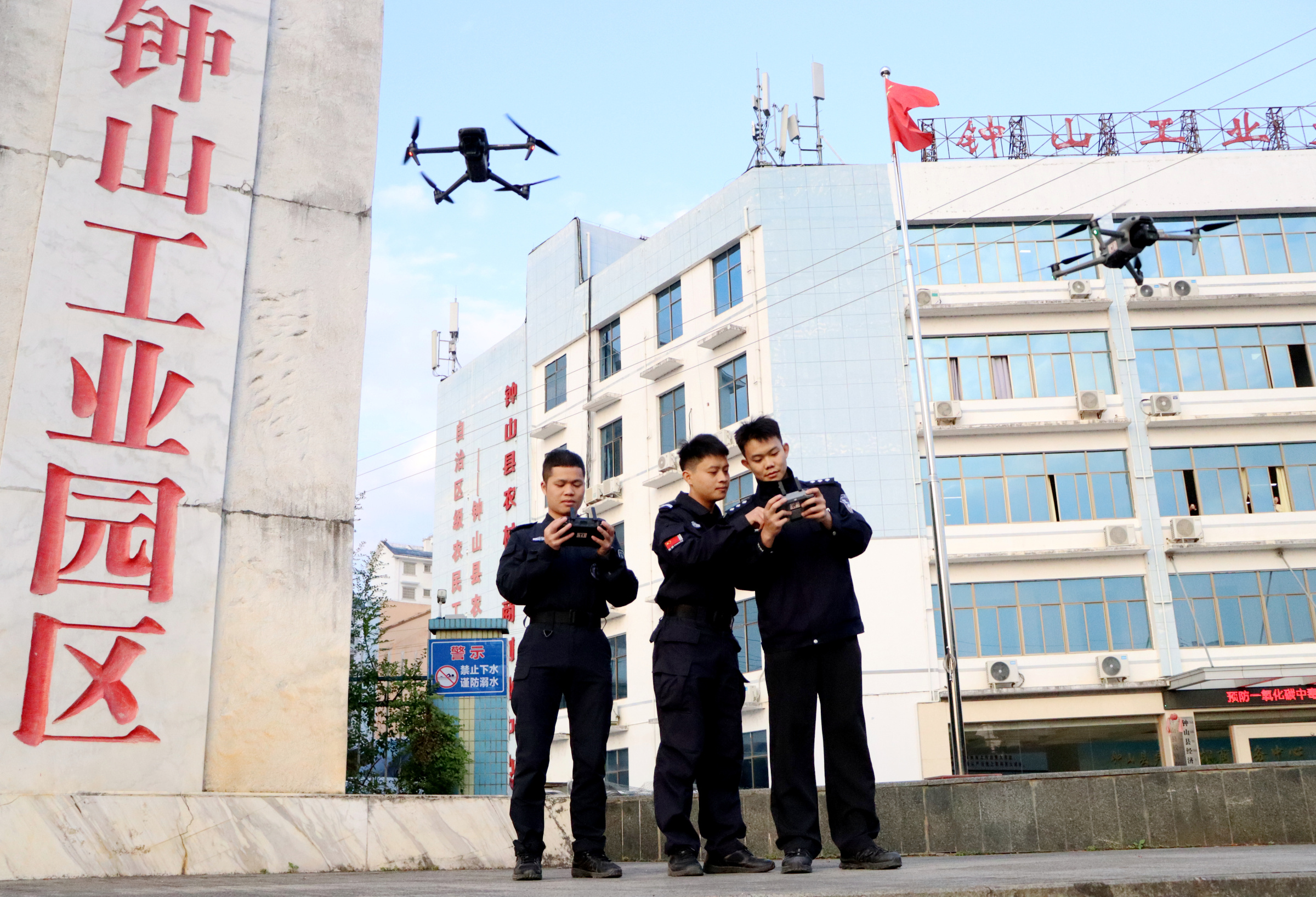 “高空鹰眼”上线！钟山县公安局警航大队持续开展“空中巡逻”