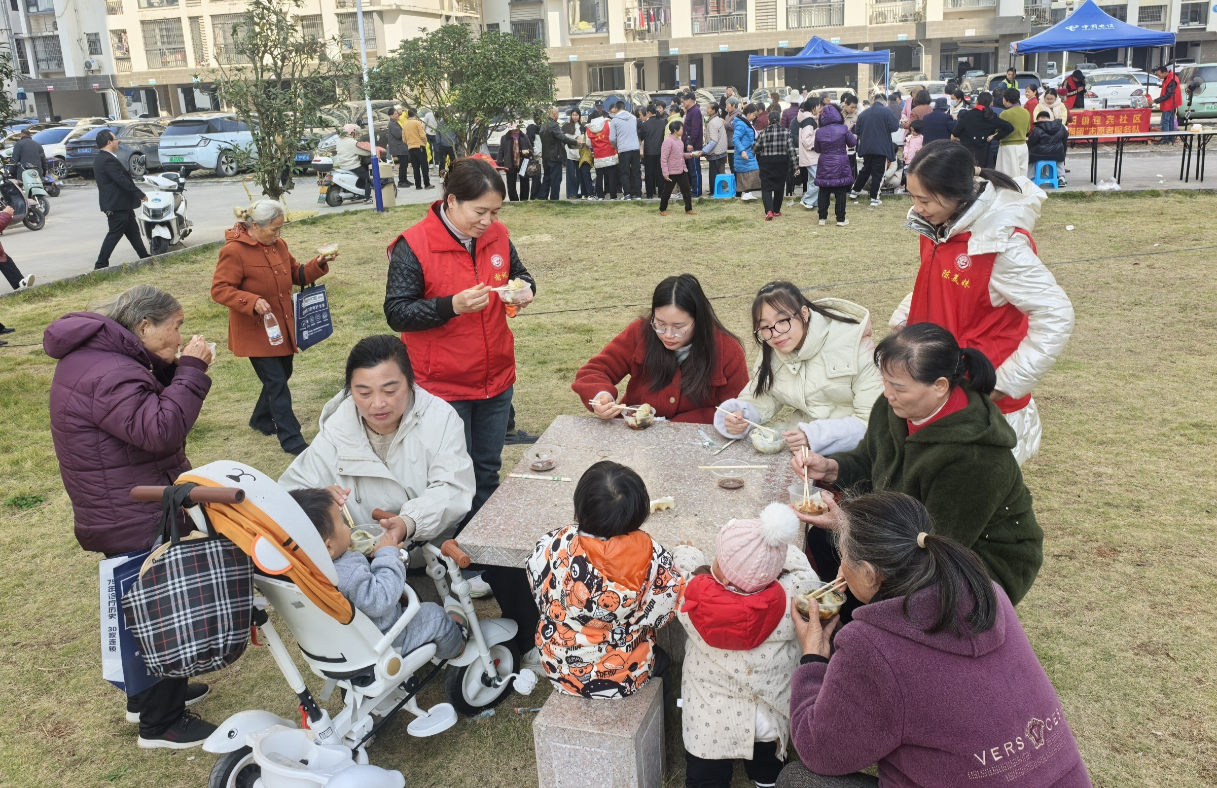 暖心迎元旦！平桂区这场便民服务活动，邻里同心包饺子太热闹啦