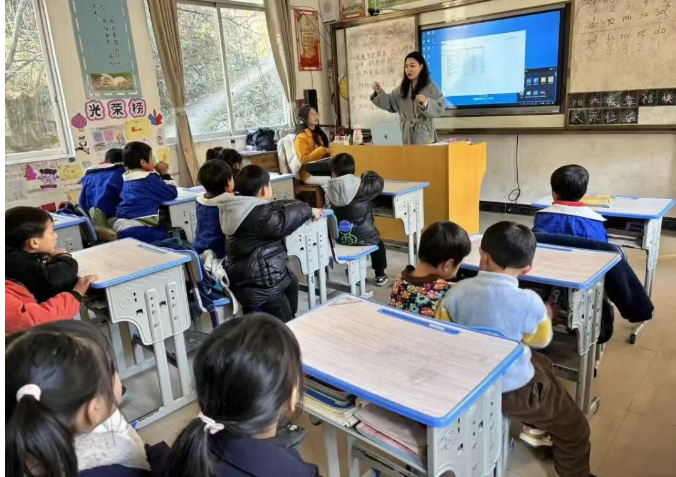 复旦 “旦愿微光” 走进狮东小学！公益课堂点亮山区童心