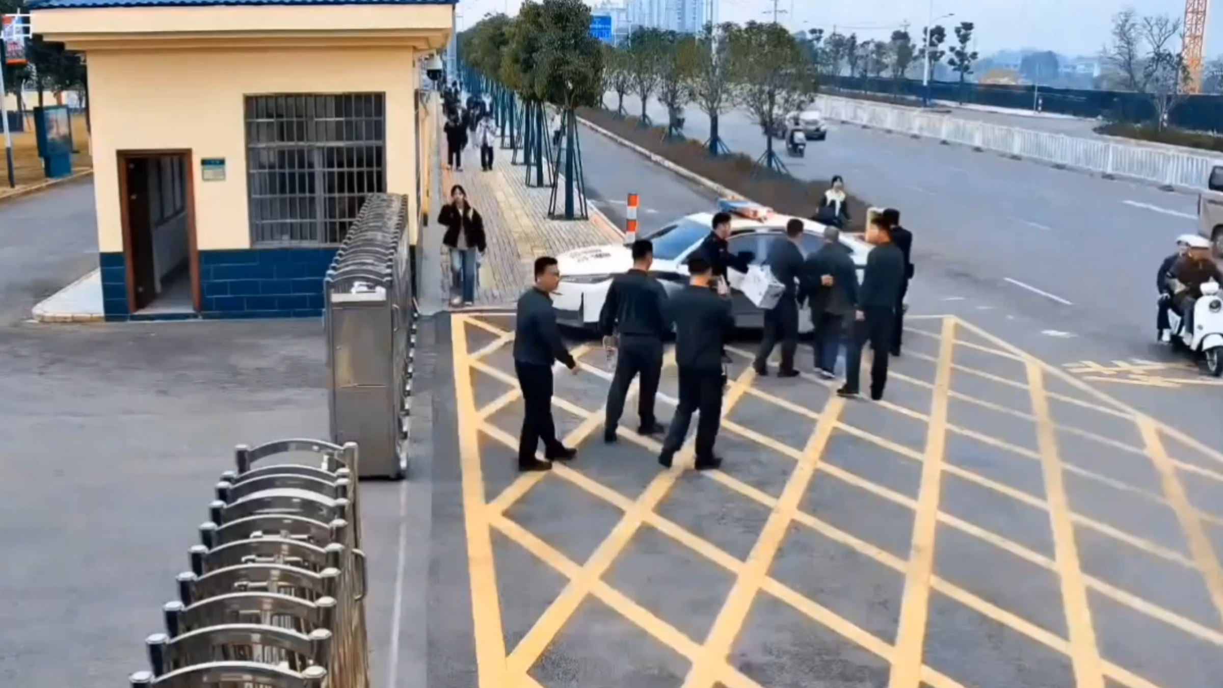 监控下暖心一幕！老人在武警营区门口昏倒，武警官兵紧急救援