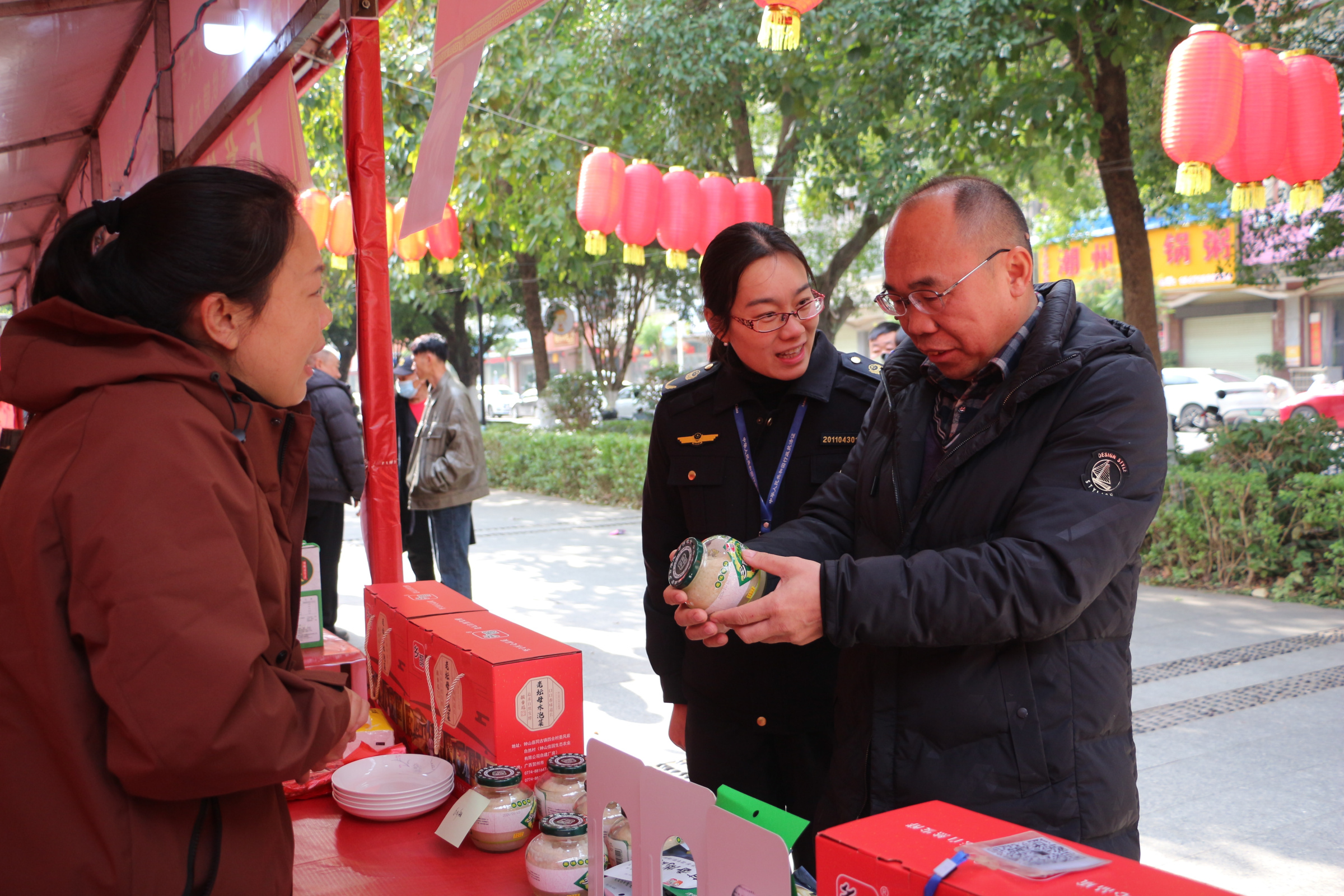 钟山：监管护航年货大集 守护“舌尖上的年味”