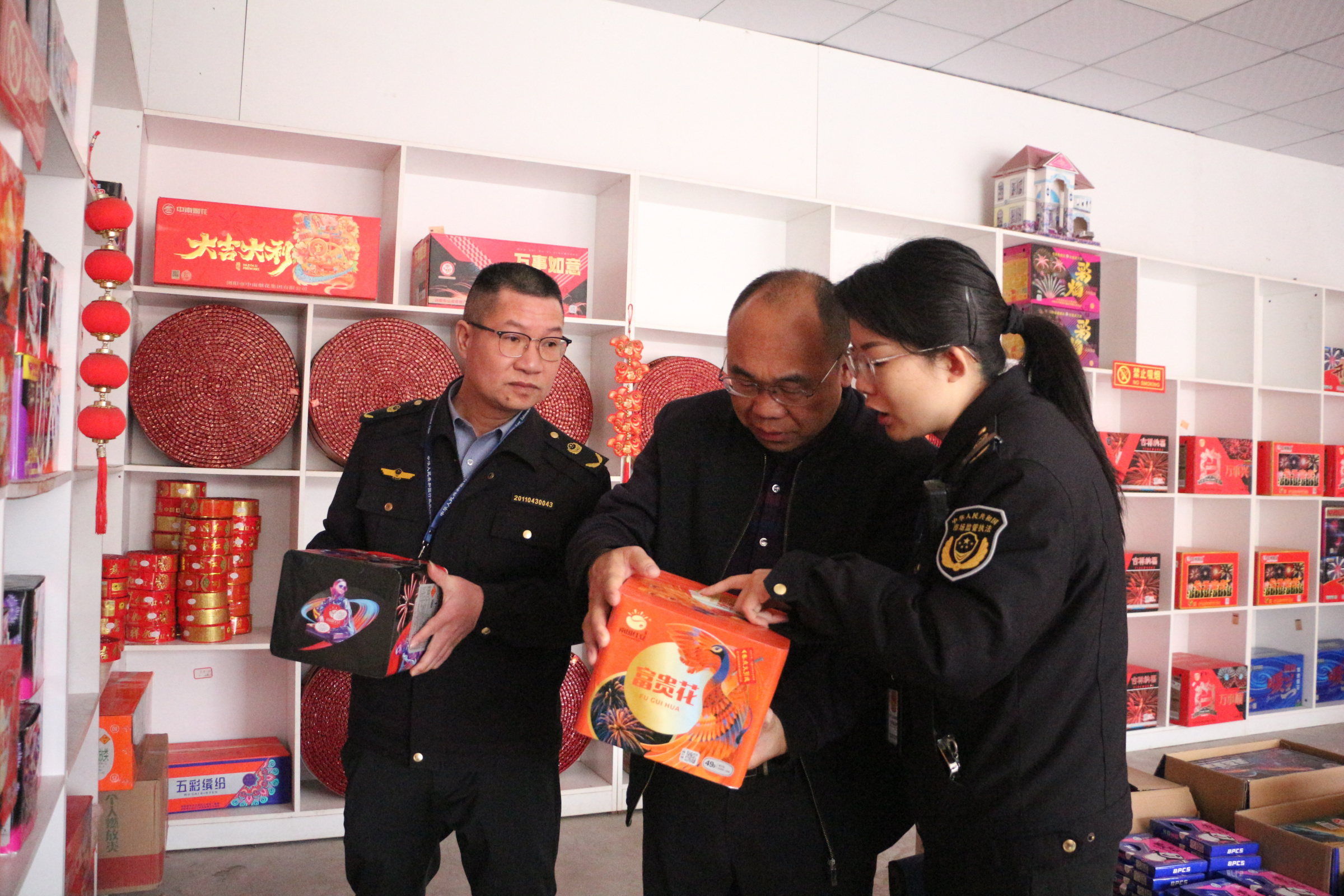 钟山开展烟花爆竹产品质量安全专项检查