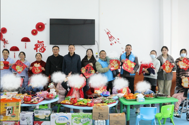 贺州民政部门走进儿童福利院送新春祝福