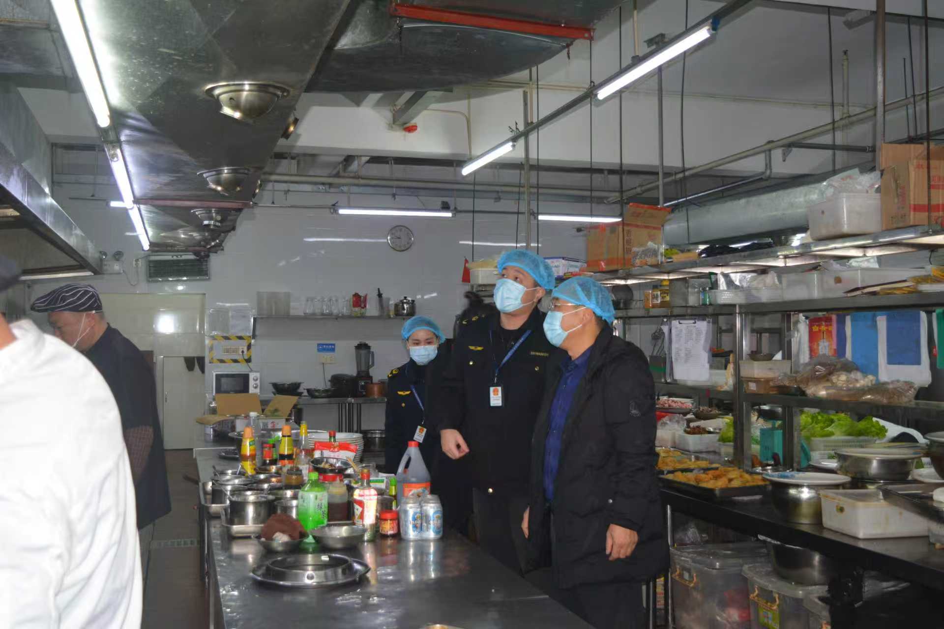 钟山县市场监督管理局开展餐饮企业油烟排放专项检查行动