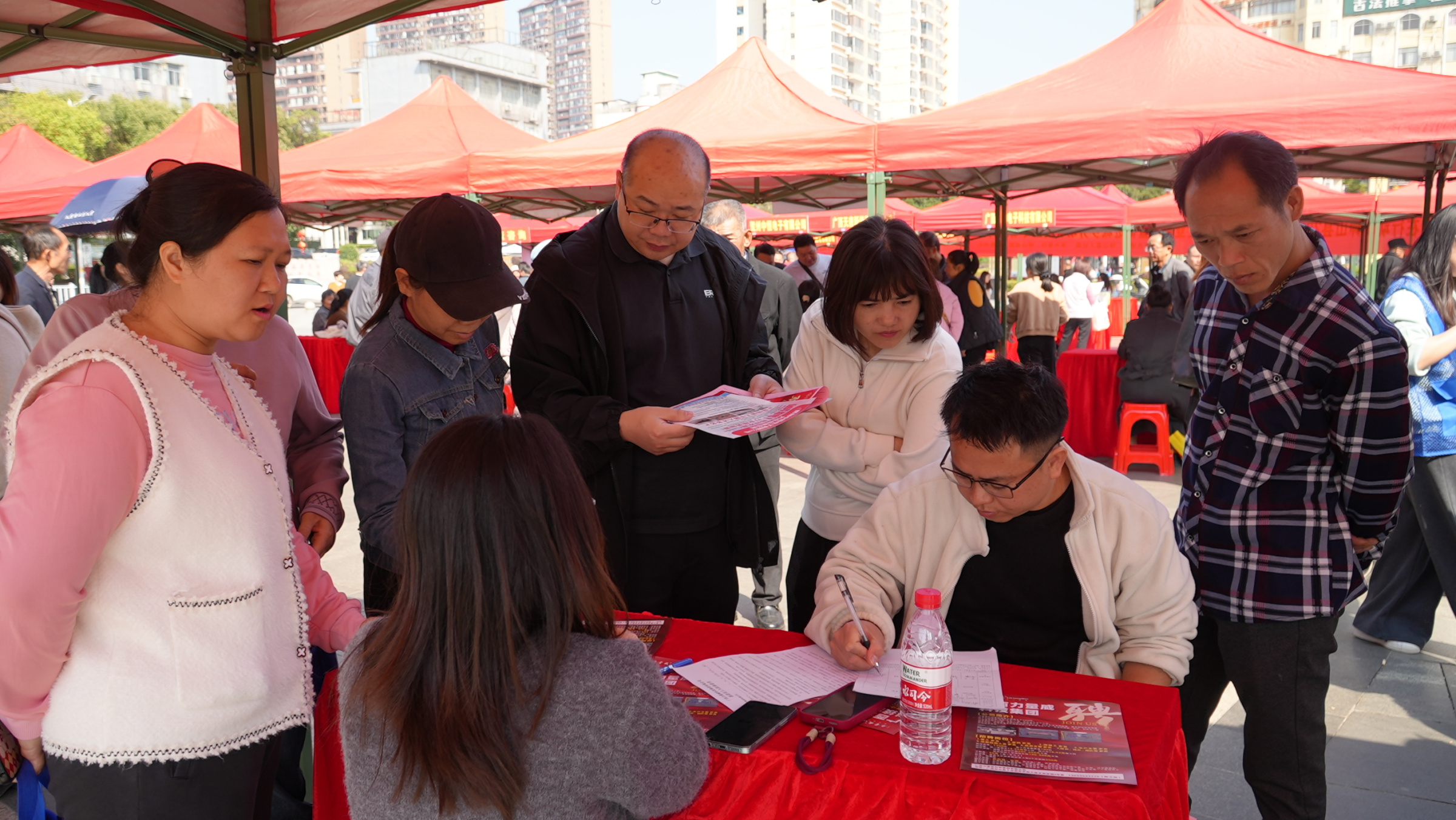 逛集市还能找工作，钟山这波操作暖心！