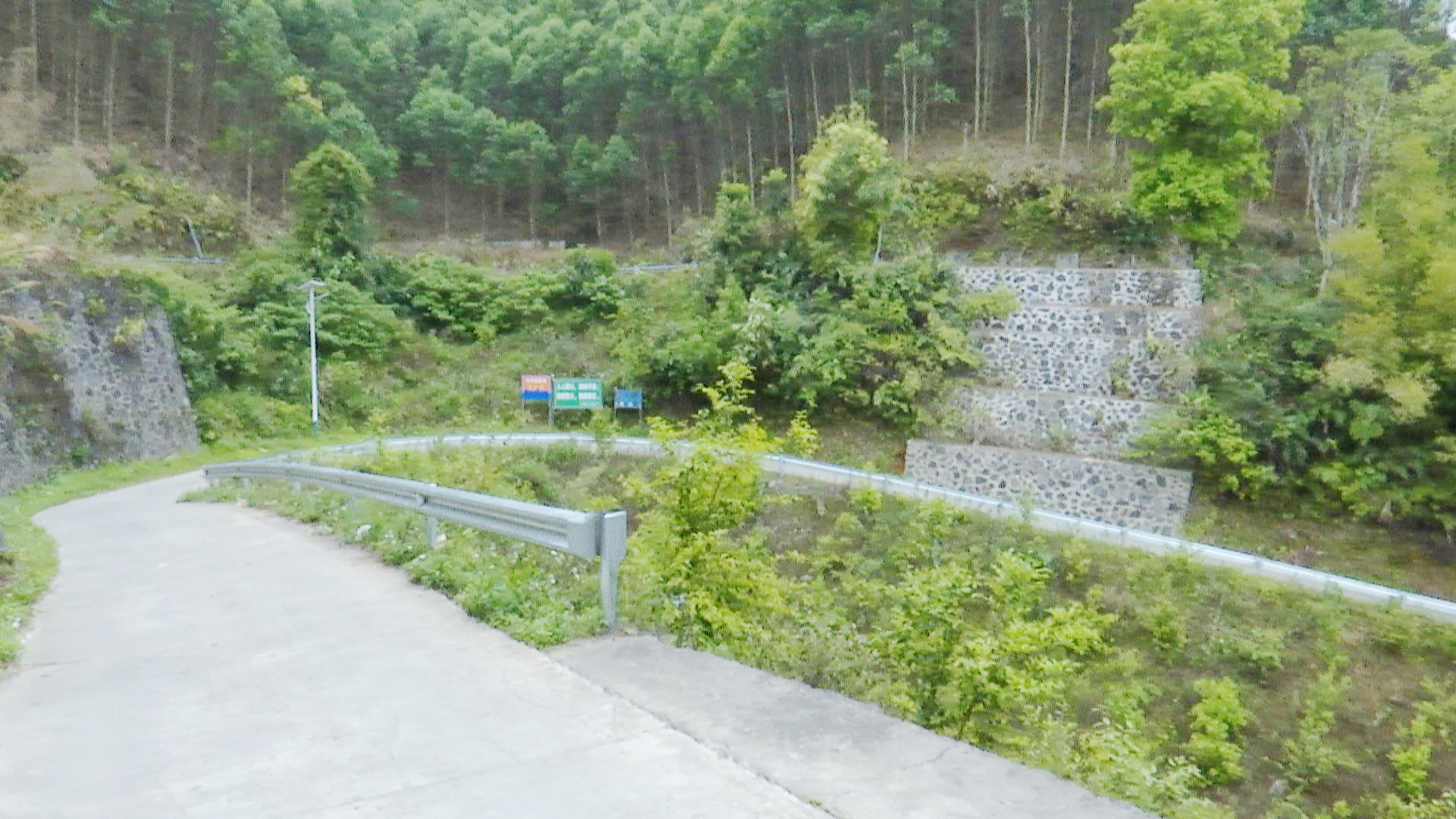 给山村公路系上“安全带”——我市农村公路安防工程建成助力群众平安出行...