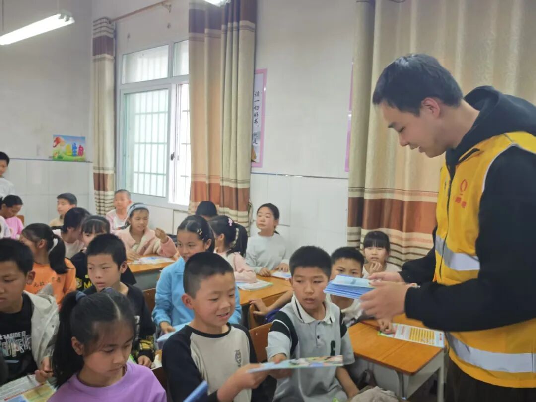 钟山两安瑶族乡多措并举织密铁路安全防线