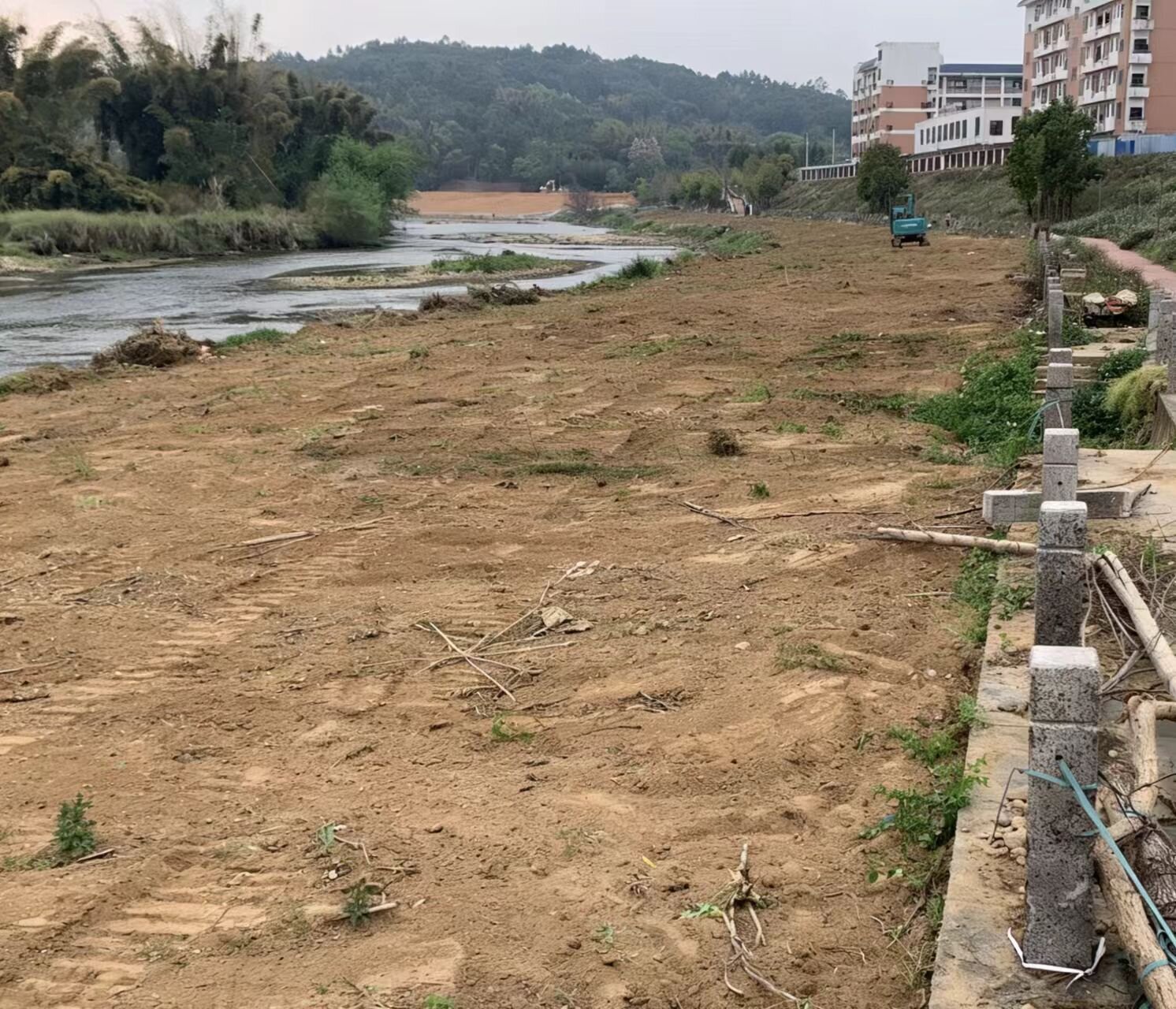 水清岸洁再升级！黄田镇持续攻坚，还河道洁净风貌