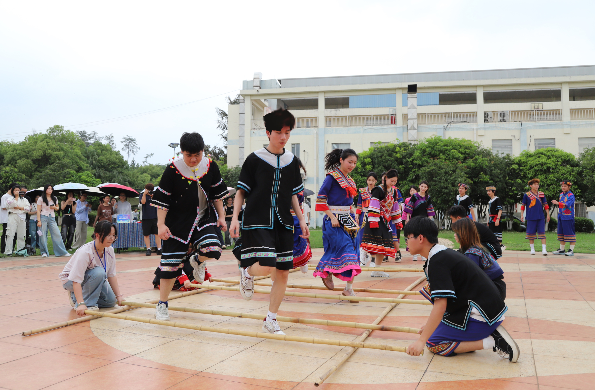 贺州学院开展“广西三月三·贺院嘉年华”系列主题活动