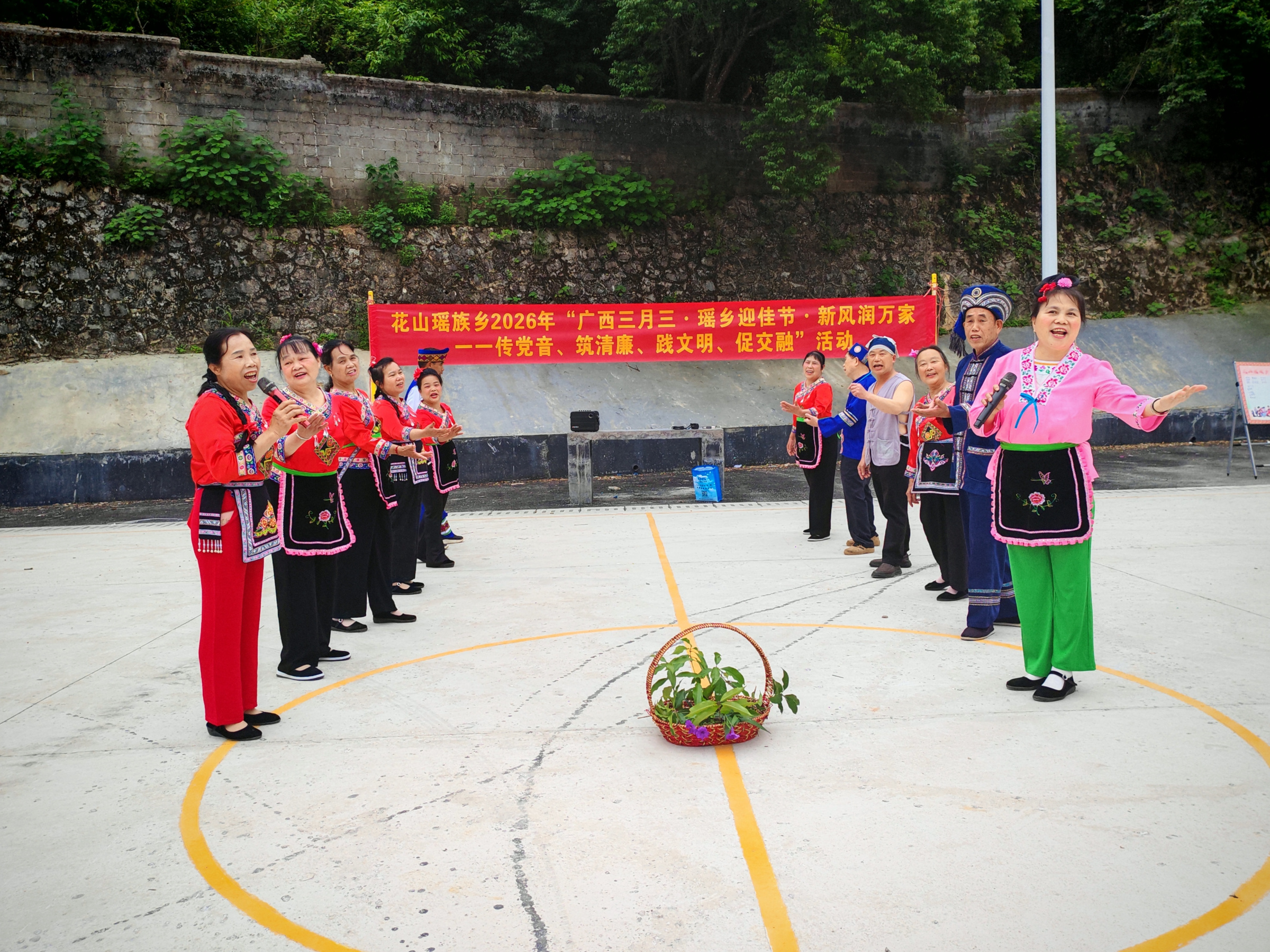 花山瑶族乡：瑶乡迎佳节 新风润万家