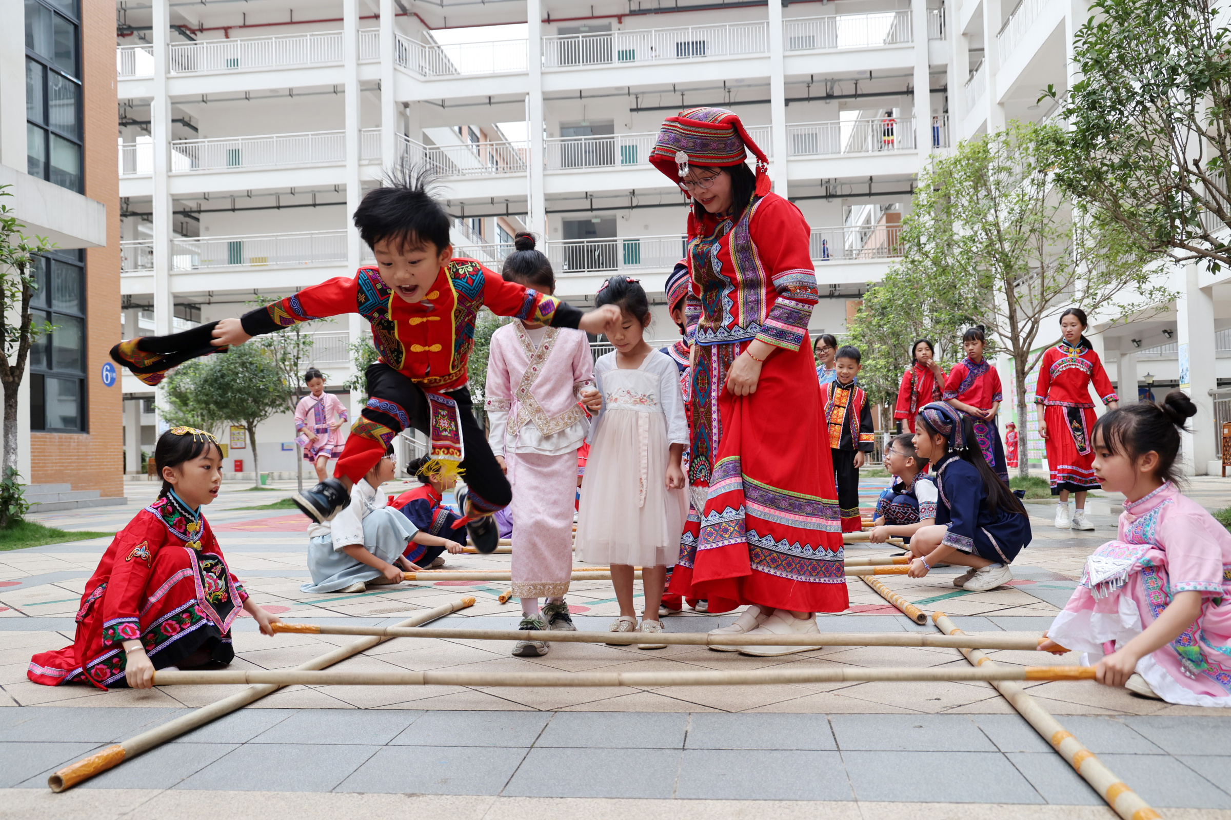 “五育”花开三月三  民族团结“童”样精彩