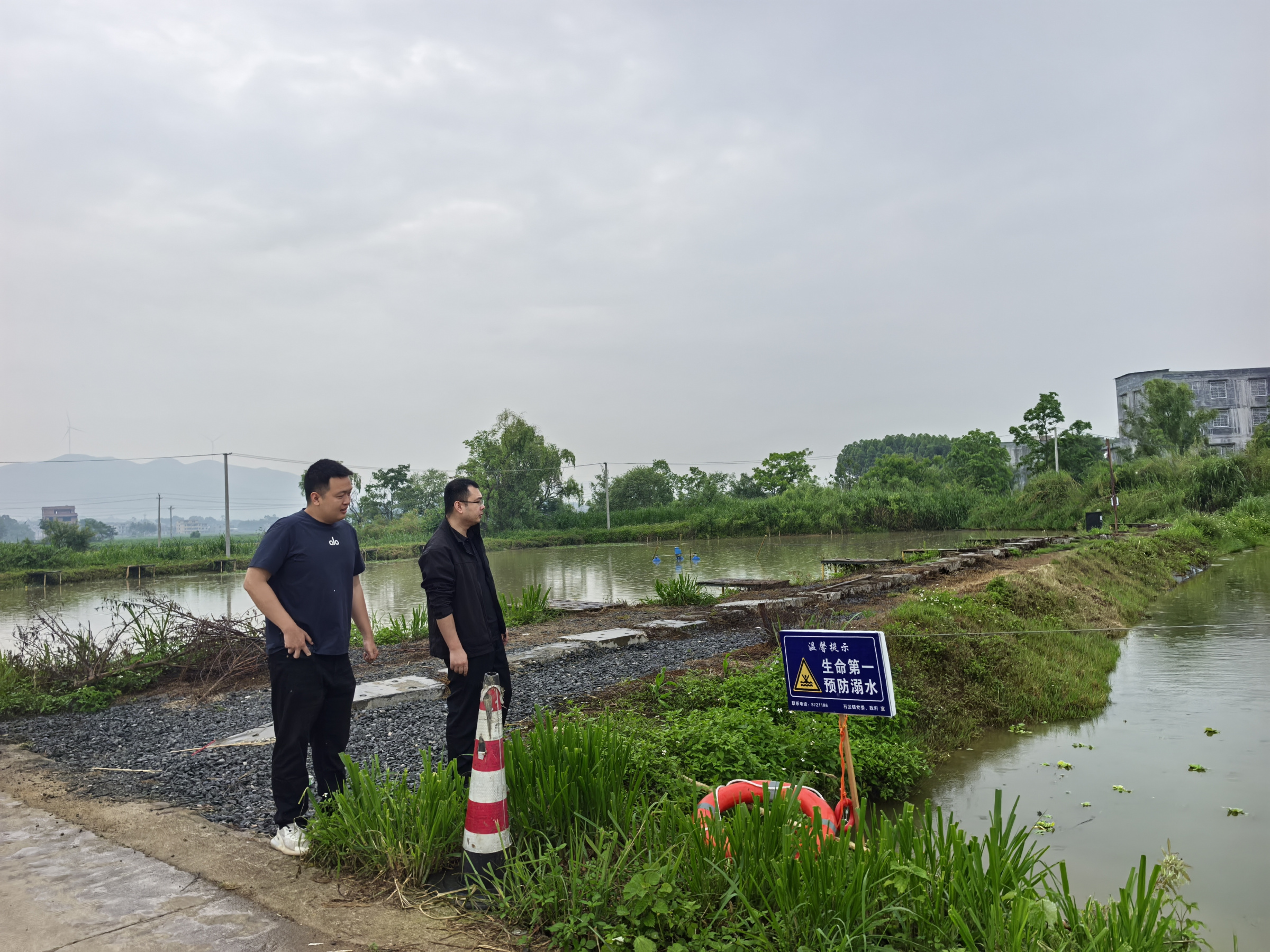 石龙镇织密防溺水安全防护网