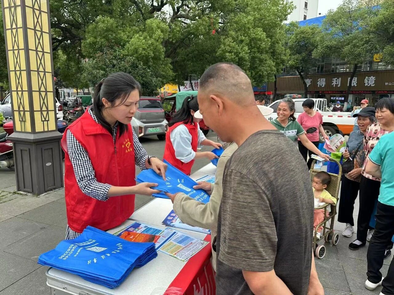 钟山县司法局开展全国防灾减灾日法治宣传活动