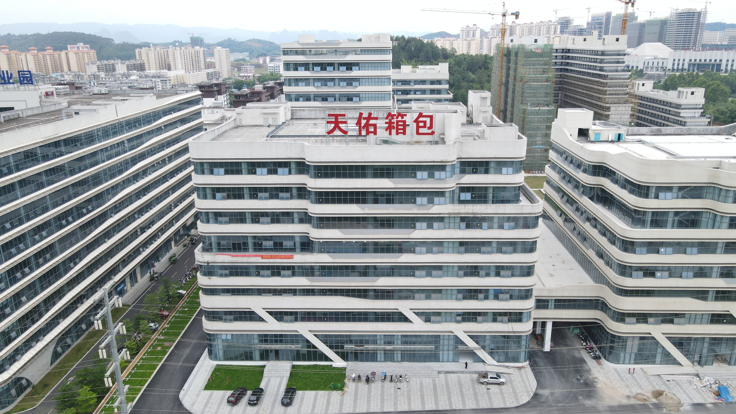 箱包量产添动能 产业集群提质效　平桂区推动智慧服装产业提质增效
