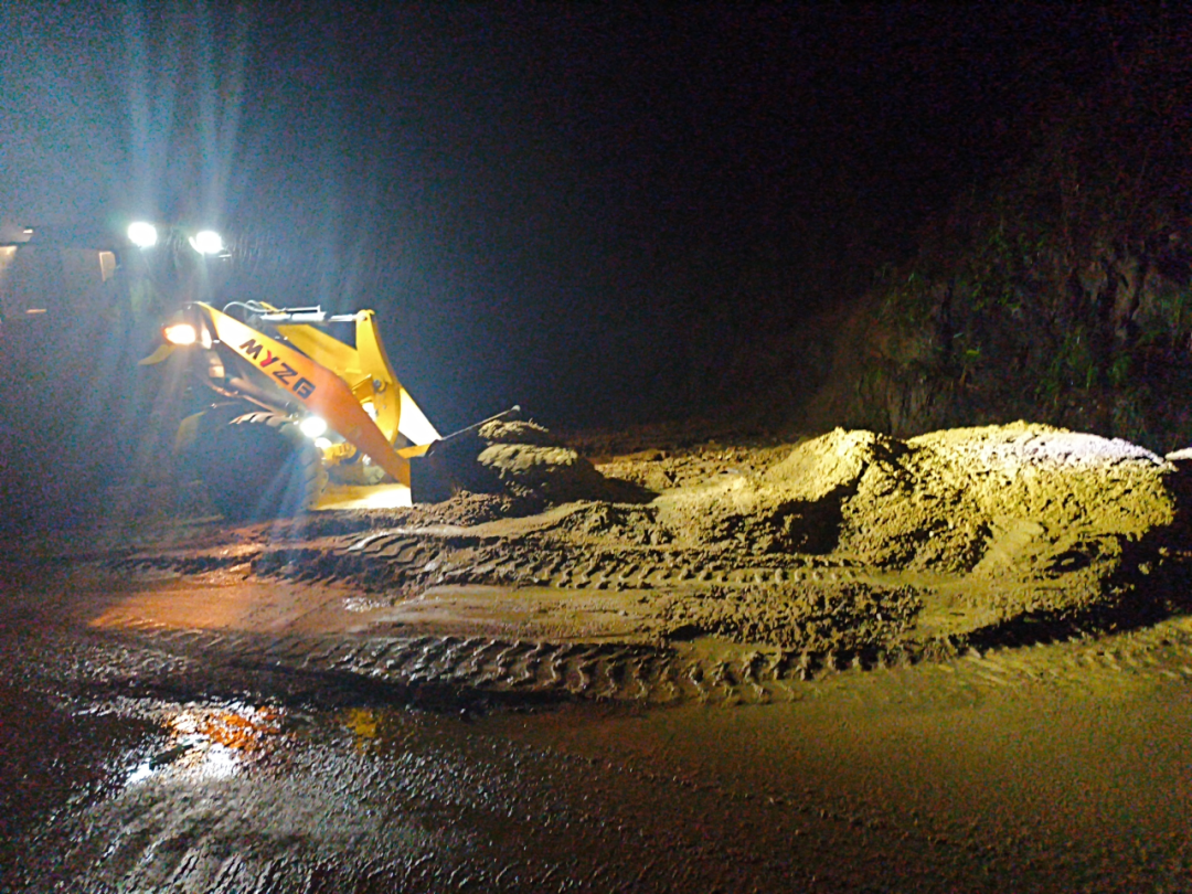 平桂交通闻汛而动抢修道路 全力守护群众出行安全