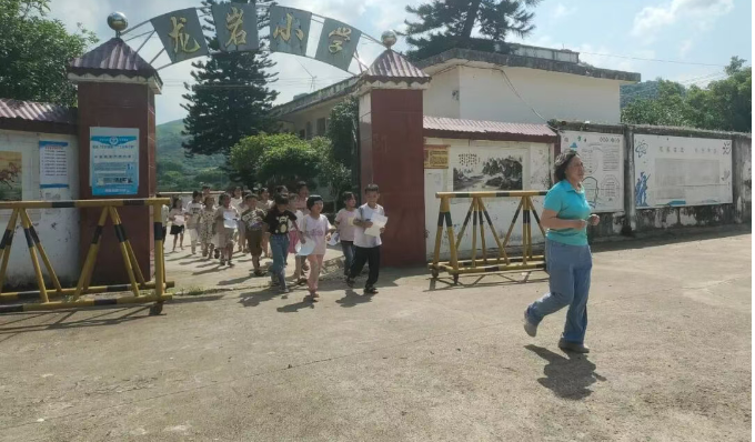 钟山县珊瑚镇开展地质灾害应急演练活动