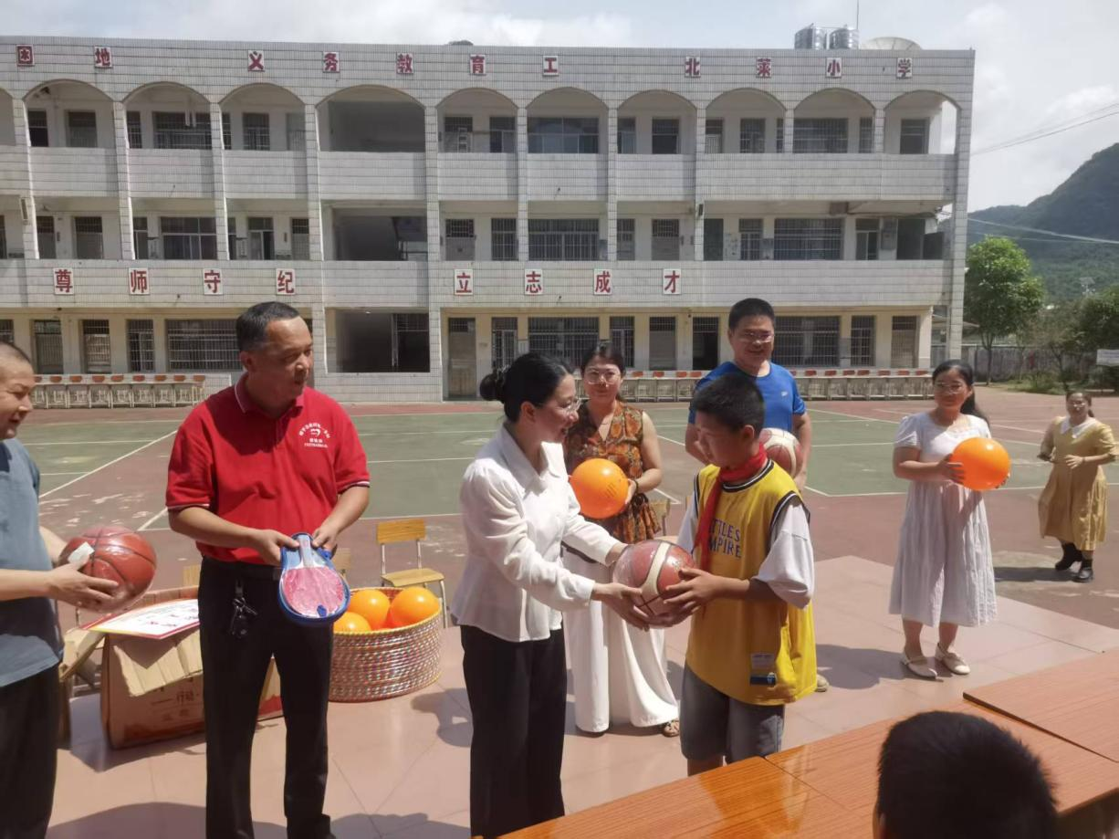 贺州市城市管理局携手爱心企业开展乡村小学助学慰问活动