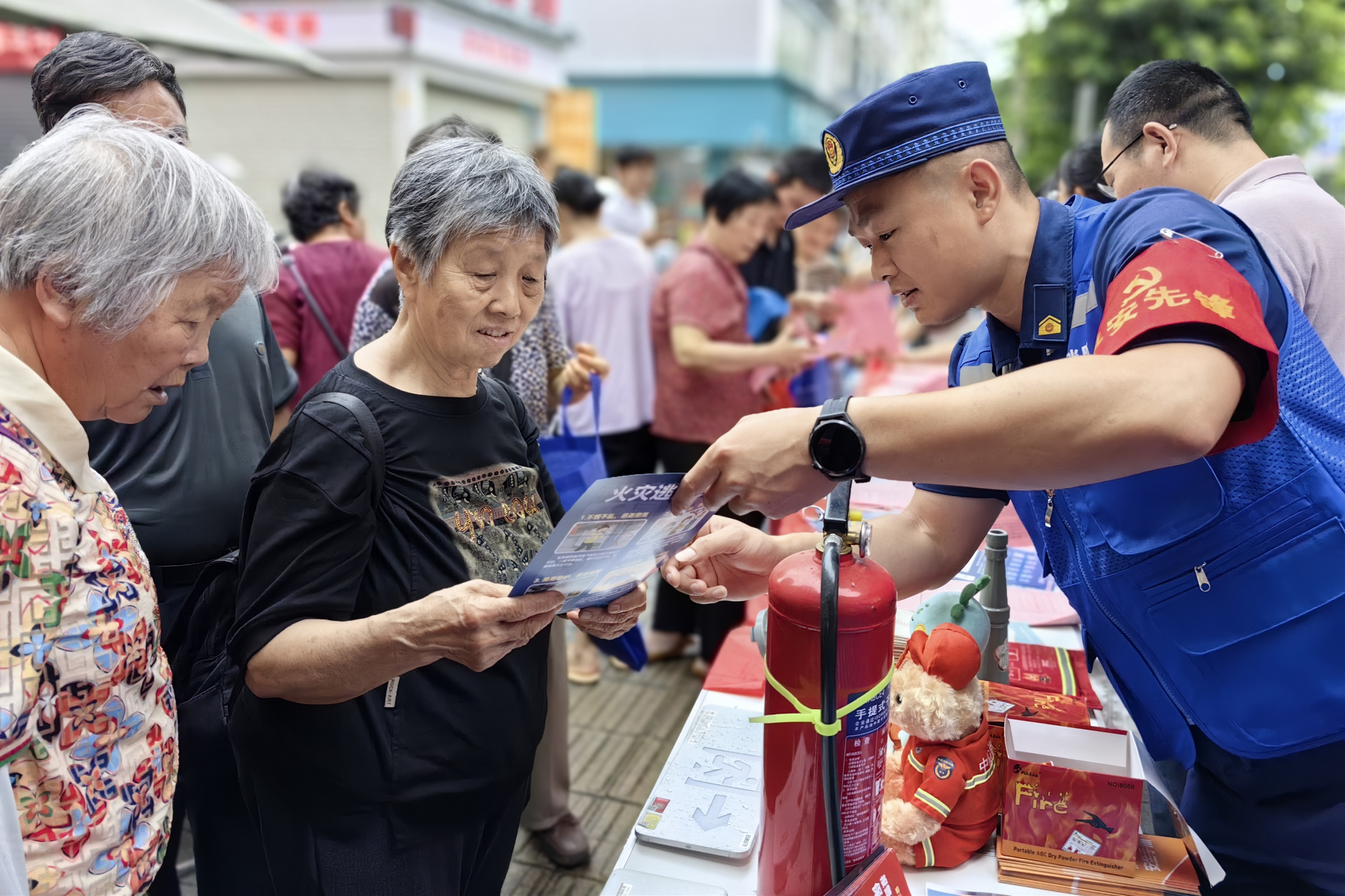 “火焰蓝”走进“志愿集市” 筑牢辖区消防安全防线