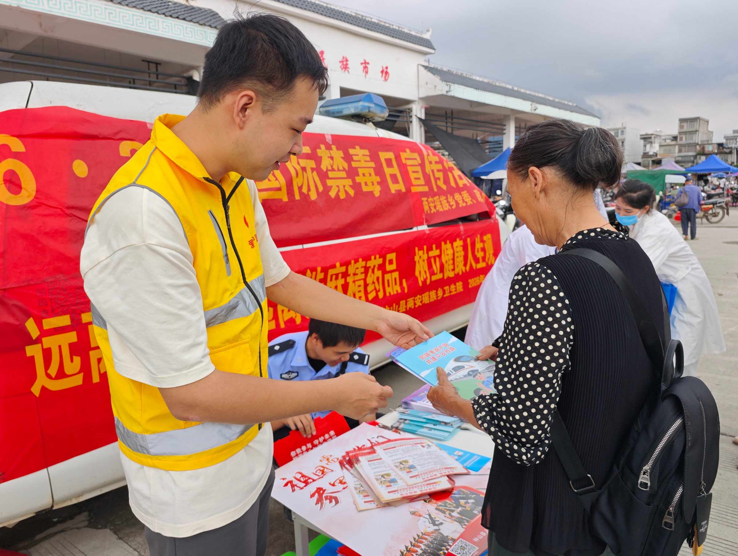 我市多地组织开展禁毒宣传活动