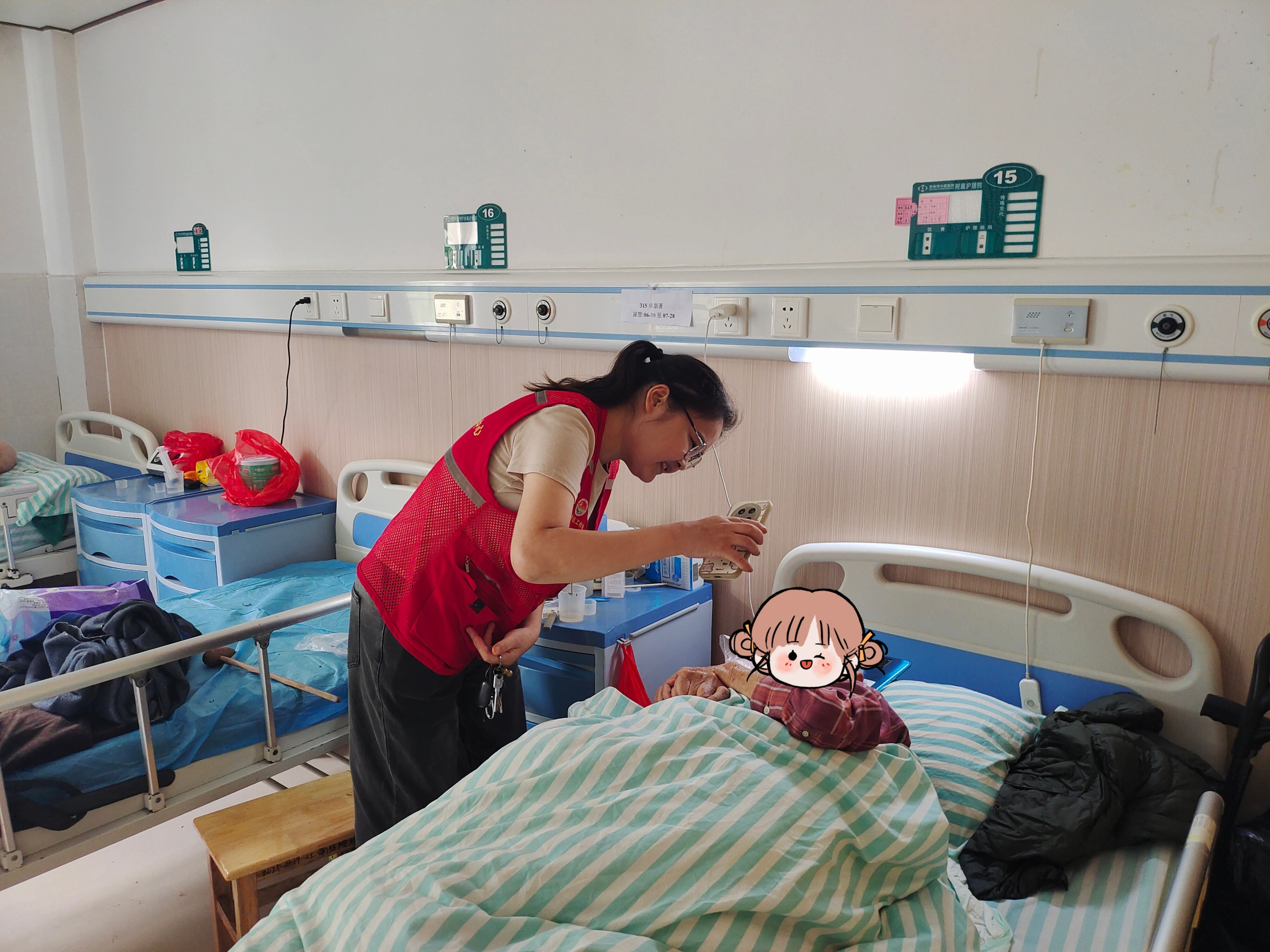 破解老人认证难题，城东街道灵峰社区上门为高龄老人办理认证工作